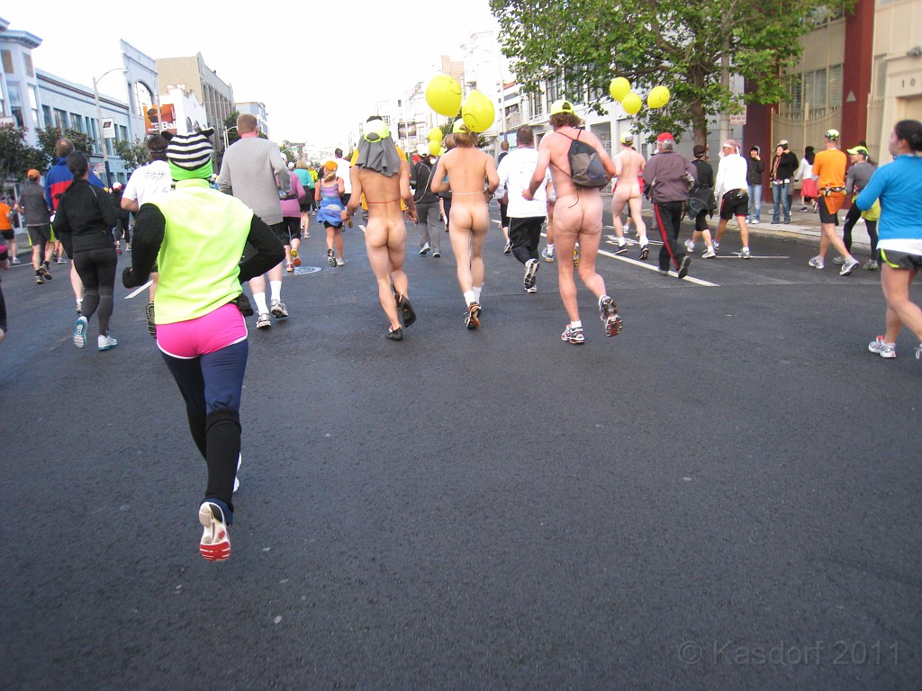 2011 Bay to Breakers Sunday 0285.JPG - I was able to participate in the 2011, 100th anniversary of the San Francisco Bay to Breakers 12K race. A great weekend for sight seeing and racing.